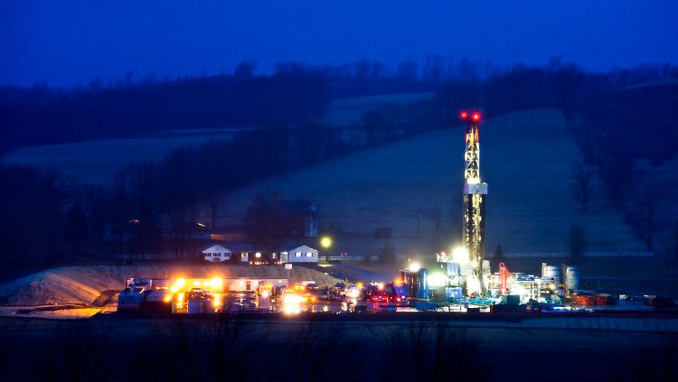 Dank Fracking - wie hier auf einer Bohrplattform in Pennsylvania - werden die USA schon bald der größte Ölförderer werden.