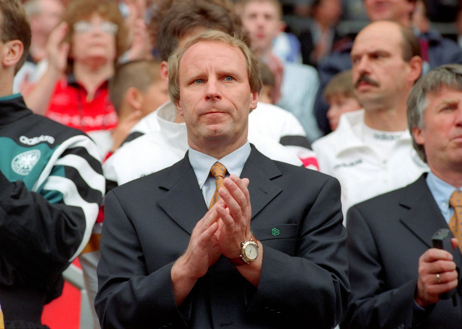Beim letzten Sieg der deutschen Nationalkicker (2:0) saß noch Berti Vogts auf der Bank. Am 21.6.1995 in Zürich war das. Die Schweiz hatte beide Teams zum 100-jährigen Jubiläum ihres Fußballverbandes eingeladen. Acht Jahre, von 1990 bis 1998, trainierte der einstige Terrier die deutsche Elf. Ein Jahr nach dem letzten Sieg gegen Italien holte Deutschland auch seinen letzten Titel - die Mannschaft wurde 1996 in England Europameister.  