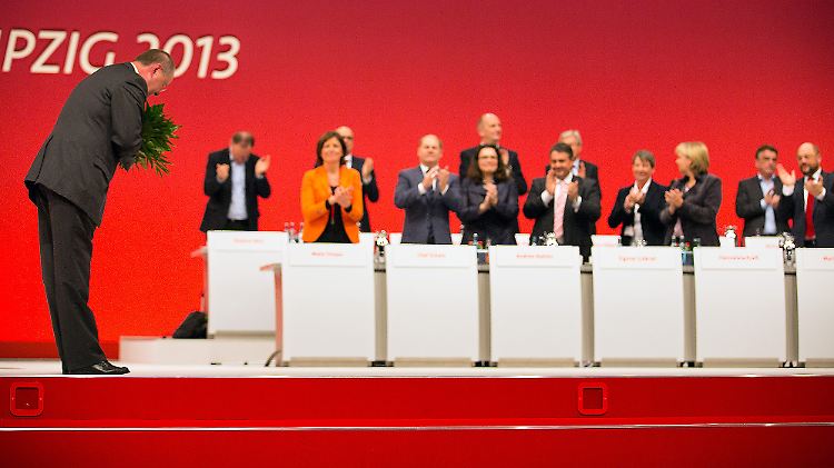 Der ehemalige Kandidat verbeugt sich vor seiner Partei.