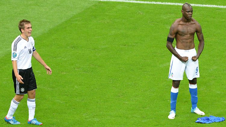 Dieses Bild trifft ziemlich genau die Gefühlslage nach dem Ende des Halbfinals zwischen Italien und Deutschland bei der EM vor einem Jahr. Links: Philipp Lahm, rechts Mario Balotelli.