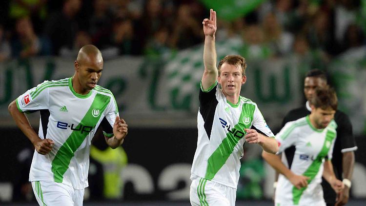 Gegen Werder Bremen machte Max Arnold das 1:0, die Ex-Bremer Naldo (l.) und Diego (r.) lassen auf diesem Bild dazu die Köpfe hängen.