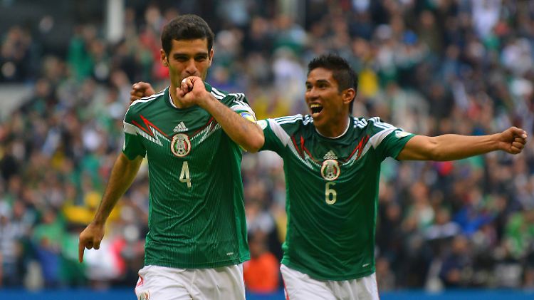Mexikanische Nationalspieler in Jubelstimmung: Rafael Marquez (l.) und Juan Carlos Valenzuela (r).