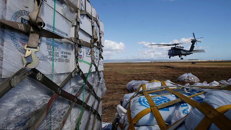 Die USA sind mit einem Flugzeugträger vor Ort, dessen Helikopter auch entlegene Regionen erreichen können. 