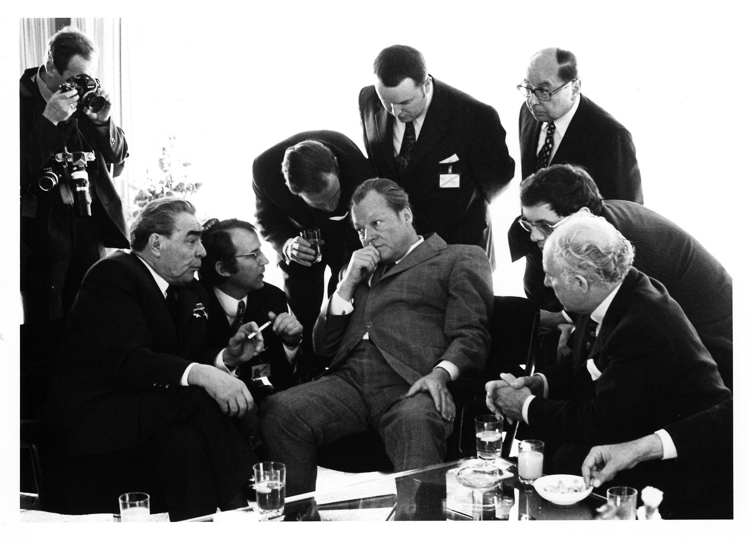 Berlin 1973, mitten im Kalten Krieg, ein intimer Moment von historischer Bedeutung: Nachdenklich blickt Willy Brandt auf Leonid Breschnew, der entspannt rauchend neben ihm sitzt, umringt sind beide von Dolmetschern, Beratern und Presseleuten. Auch Fotografin Barbara Klemm ist im Raum. Ihr gelingt dieses Foto, das um die Welt geht und wie kaum ein zweites für die vorsichtige Annäherung von Ost und West steht.