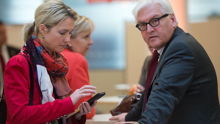 Steinmeier (neben Manuela Schwesig) spricht von einer "historischen Verantwortung". Heißt: Die SPD soll regieren.
