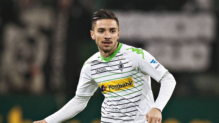 Julian Korb stand früher mal hinter dem Tresen des Fan-Shops.
