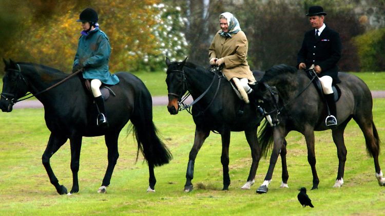 Anne (l.) mit der Queen und einem Pferdepfleger hoch zu Ross im Jahr 2002.