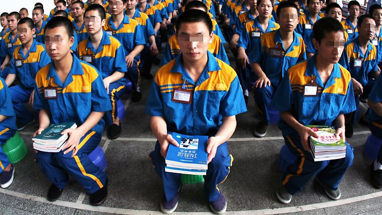 Fast 200.000 Chinesen sind offenbar von dem System der "Umerziehungslager" betroffen.