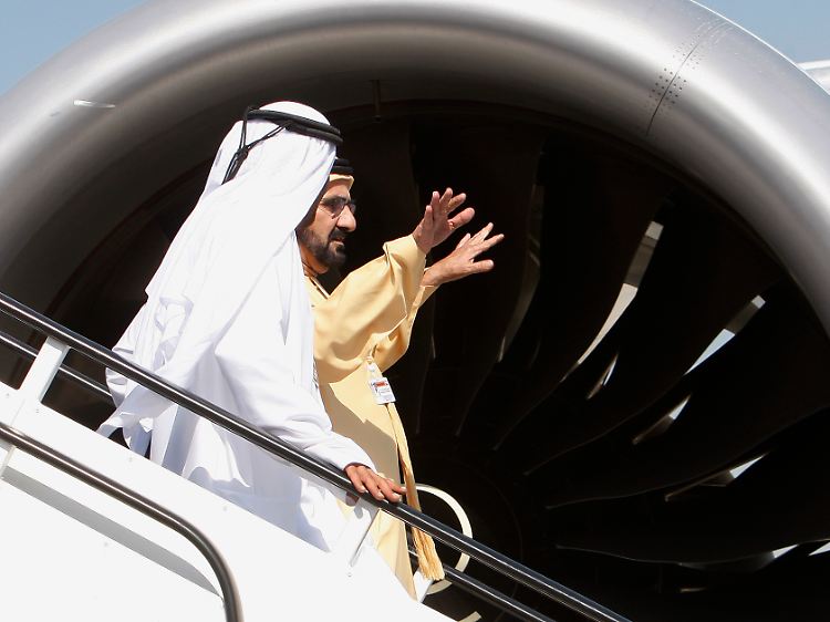 Der Schirmherr der Airshow: Der Herrscher von Dubai sowie Vize-Präsident und Ministerpräsident der Vereinigten Arabischen Emirate Scheich Mohammad bin Raschid Al-Maktoum (Archivbild) interessiert sich für Flugzeuge.
