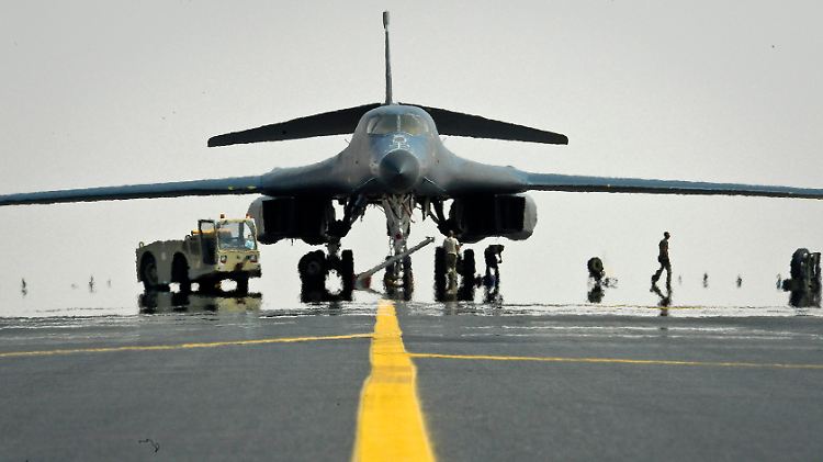 Amtshilfe für Order und Arbeitsplätze: Das Pentagon unterstützt Boeing und schickt einen B-1B-Bomber nach Dubai.