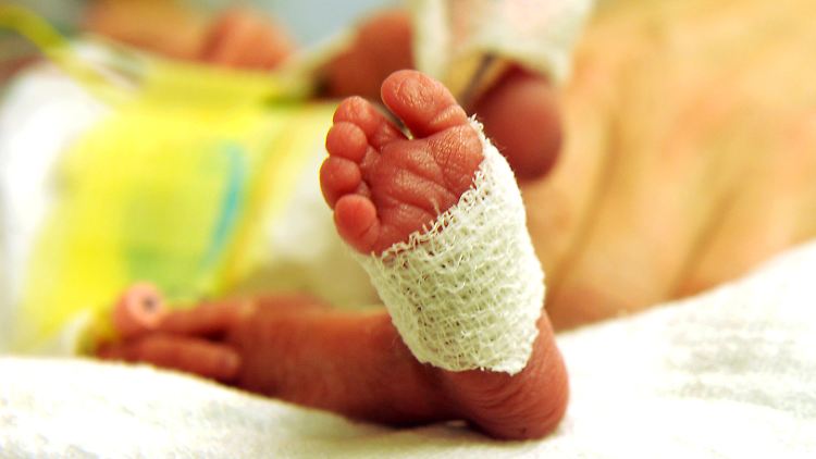 Viele Frühchen verbringen die ersten Lebenswochen in einem Inkubator auf einer Neonatologischen Station.