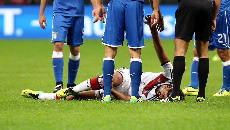 Sami Khedira liegt verletzt am Boden.