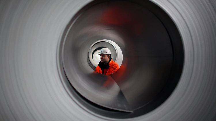 Ein Mitarbeiter von Thyssenkrupp schaut sich Rohstahlrollen (Coils) an. Am Donnerstag gibt es Zahlen vom Konzern. 