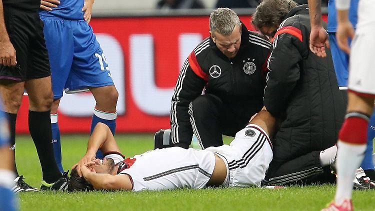Das Kreuz mit dem Bandriss: Die WM-Teilnahme ist für Sami Khedira ernsthaft in Gefahr.