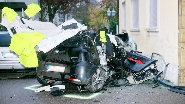 Das Auto ist vollkommen zerstört.