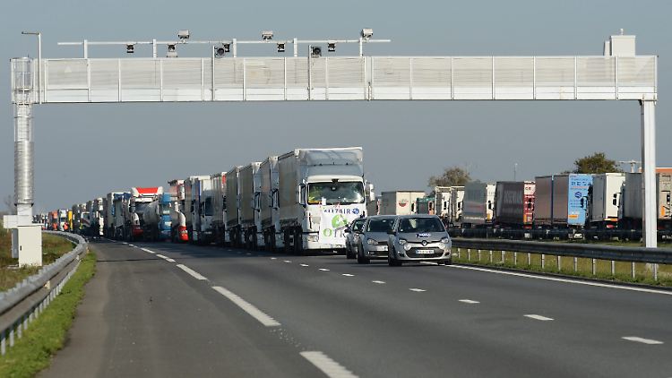 Der Protest startete in der Bretagne, nun behindern Lastwagenfahrer in ganz Frankreich den Verkehr.