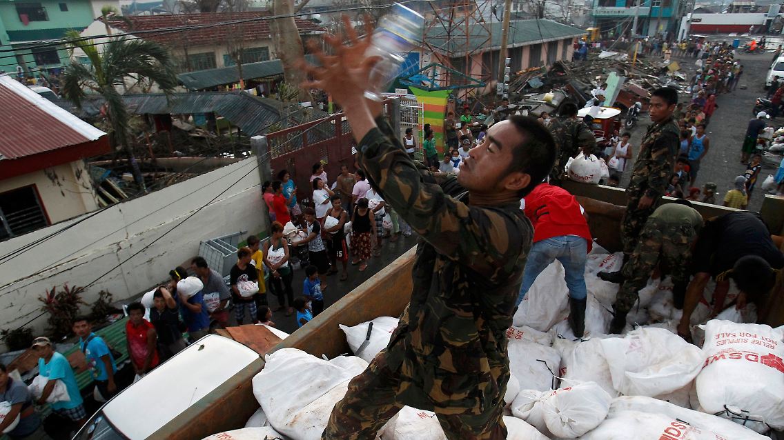 2013-11-17T103847Z_627639096_LR1E9BH0TKDQO_RTRMADP_3_PHILIPPINES-TYPHOON.JPG8607040209507992715.jpg