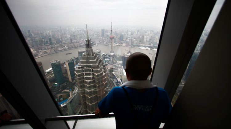 Blick aus dem Shanghai World Financial Center auf die Skyline der chinesischen Millionenmetropole: Wie das berühmte US-Vorbild schläft sie nie.