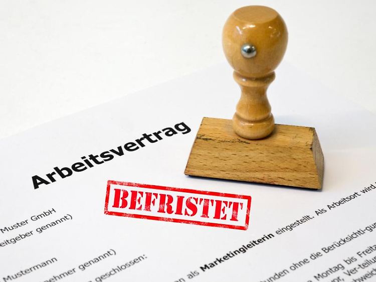 Befristete Arbeitsverträge sind heute in vielen Branchen üblich - aber nicht immer sind sie rechtlich zulässig.