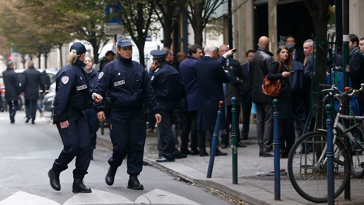 Die Pariser Polizei sucht nach dem unbekannten Angreifer. 