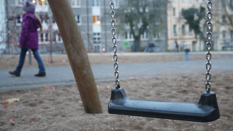 Auf einem Spielplatz mitten im Hamburg spielte die Fünfjährige mit einer Freundin.