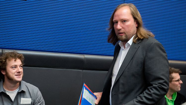 Hofreiter bei der Grünen-Fraktionssitzung.
