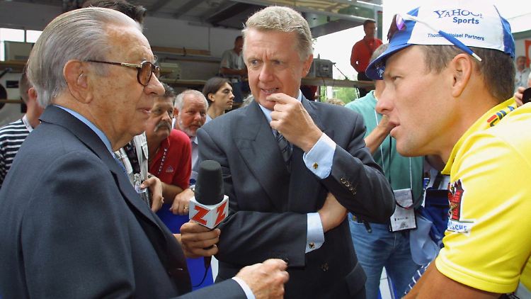 Lance Armstrong im Jahr 2001 mit Ex-IOC-Präsident Juan Antonio Samaranch (l.) und dem damaligen UCI-Boss Hein Verbruggen.