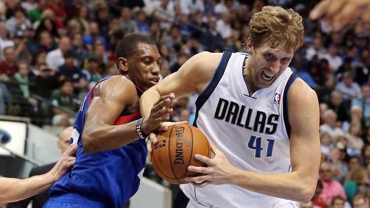 Mit der Entschlossenheit eines Champions: Dirk Nowitzki gegen Thaddeus Young.