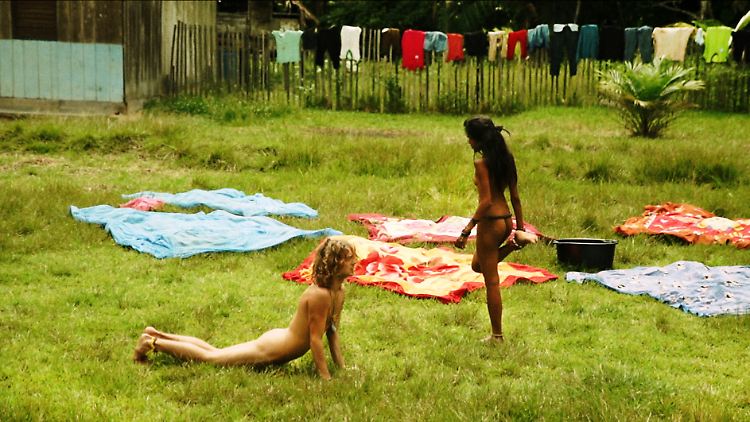 Nackt unter Ureinwohnern: Dan (l.) und Kaajal bei der Morgengymnastik im Indiodorf am Amazonas.