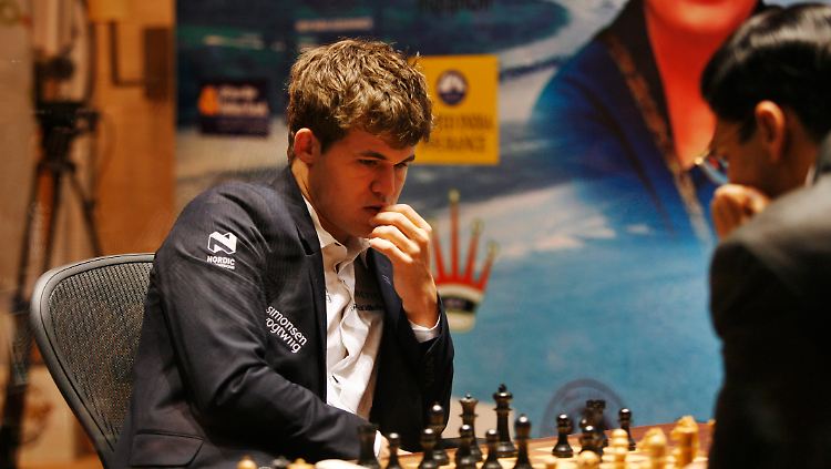 Magnus Carlsen, hier wie so oft in Denkerpose, kommt dem WM-Titel immer näher.