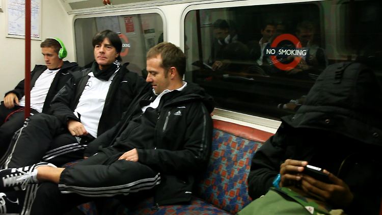 Ab geht die wilde Fahrt: Joachim Löw und Hansi Flick auf dem Weg nach Wembley. Hoffentlich hat Max Kruse trotz seiner Kopfhörer die Warndurchsagen ("Mind the Gap!") gehört.