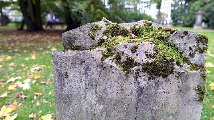 Anstatt ihren Mann regulär auf einem Friedhof beisetzen zu lassen, behielt die Rentnerin ihn ganz nah bei sich.