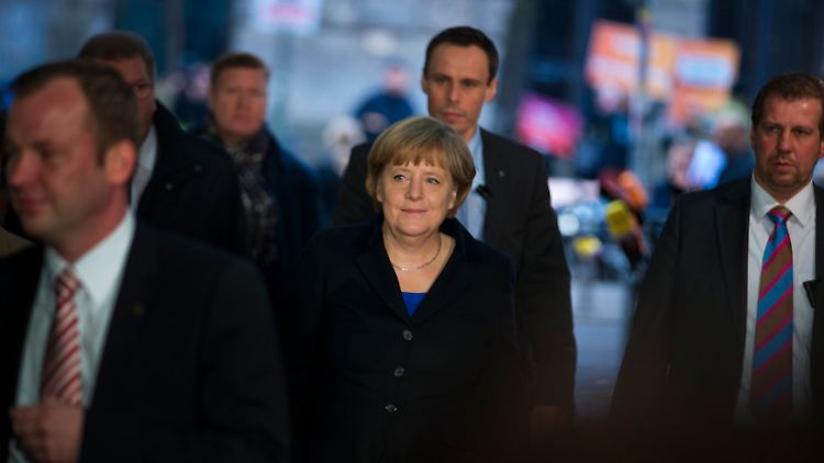 Am Dienstagnachmittag trifft Angela Merkel in der SPD-Zentrale ein.