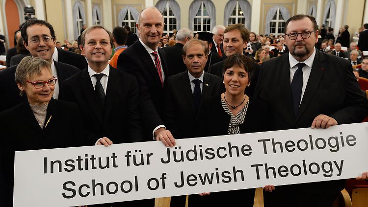 Vor Beginn des Festaktes: Wissenschaftsministerin Kunst, Rabbi Artson, STaatssekretär Rachel, Ministerpräsident Woidke, Botschafter Hadas-Handelsmann, Uni-Präsident Günther, Theologin Käßmann, und Rabbiner Gomolka.