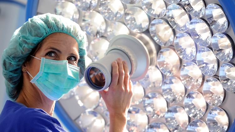 Es werde Licht: Die Firma Drägerwerk tritt in Düsseldorf mit einer neuen OP-Leuchte an.