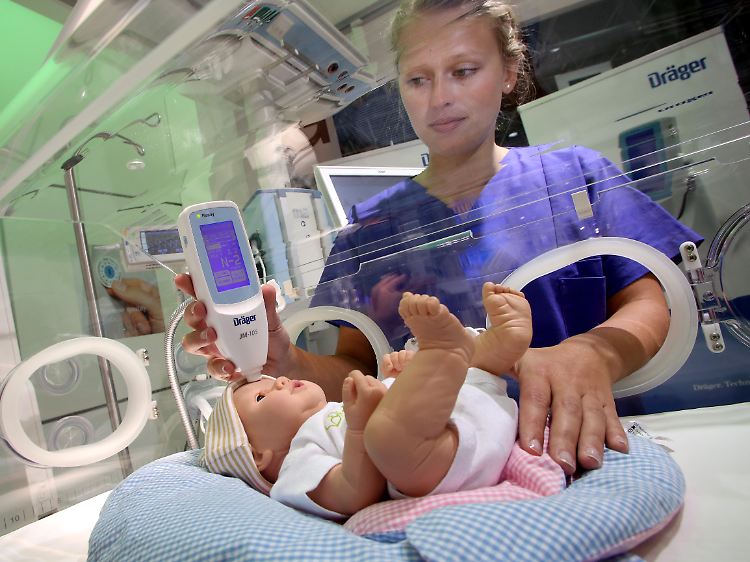 Gelbsucht-Screening für Neugeborene: Das Messgerät "JM-105" kann laut Hersteller den Bilirubinwert bestimmen - und das ohne schmerzhafte Blutabnahme.