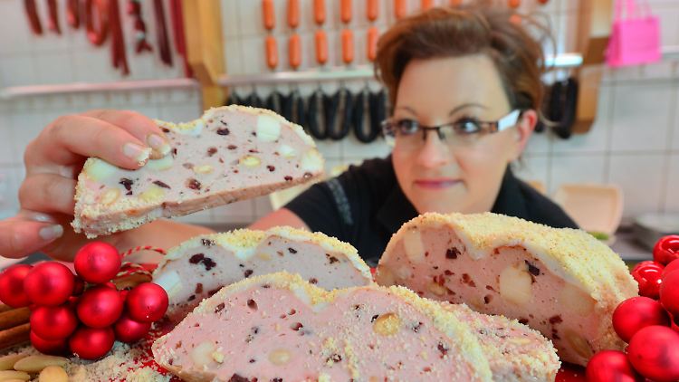 Kalbsbrät mit Speck, Mandeln und Cranberries: Christin Popella mit dem Wurst-Stollen.