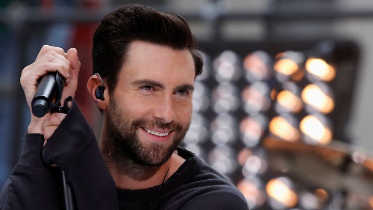 Das Lächeln ist hinreißend, die Augen strahlen: Adam Levine hat den Titel wohl verdient.