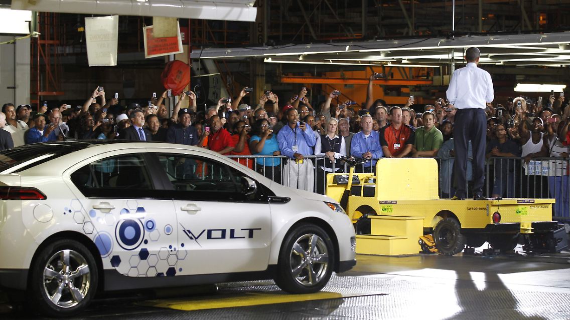 Prominente Verkaufshilfe: US-Präsident Obama preist im GM-Werk in Hamtramck, Michigan, die Vorzüge des neuen Elektroautos Volt.