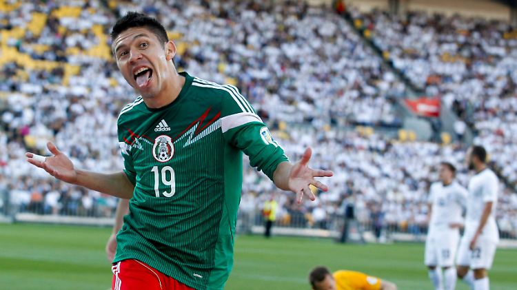 Oribe Peralta hat Grund zum Feiern. Ihm gelangen drei Tore in Folge gegen Neuseeland.