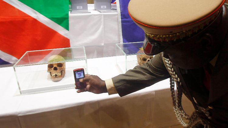 Bei der Übergabe von 20 Schädeln an eine Delegation aus Namibia im September 2011.