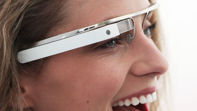 Kritiker sehen in der Brille ein gefährliches Überwachungsinstrument.