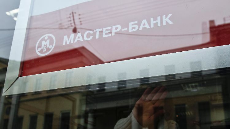 Keine Lust auf Fotos: Die russische Zentralbank entzieht der Master-Bank die Lizenz.