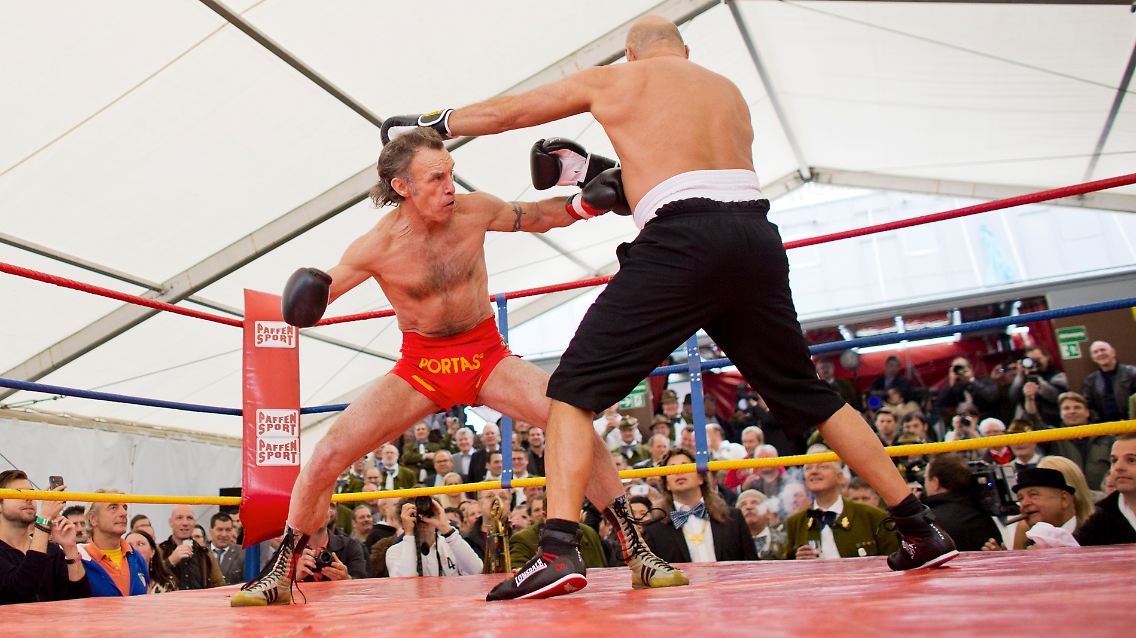 Sportlich ist sich Weller für Nichts zu schade und boxt weiter auf Kirmes-Veranstaltungen.