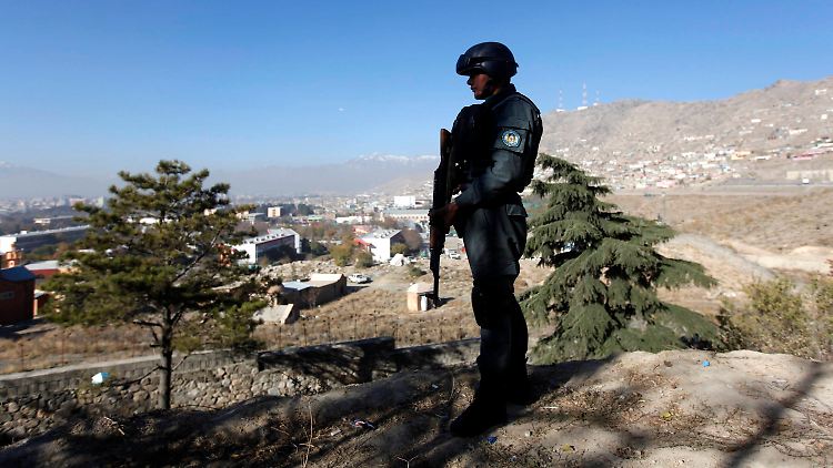 Ein afghanischer Polizist beobachtet das Gebiet, in dem die Ratsversammlung tagt. Die Taliban haben Angriffe angekündigt.