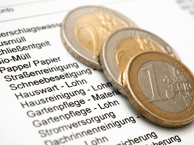 Das kann teuer werden: Der Vermieter darf die Kosten für die Straßenreinigung, Müllbeseitigung und Ähnliches auf seine Mieter abwälzen - sie müssen aber im Mietvertrag genannt werden.