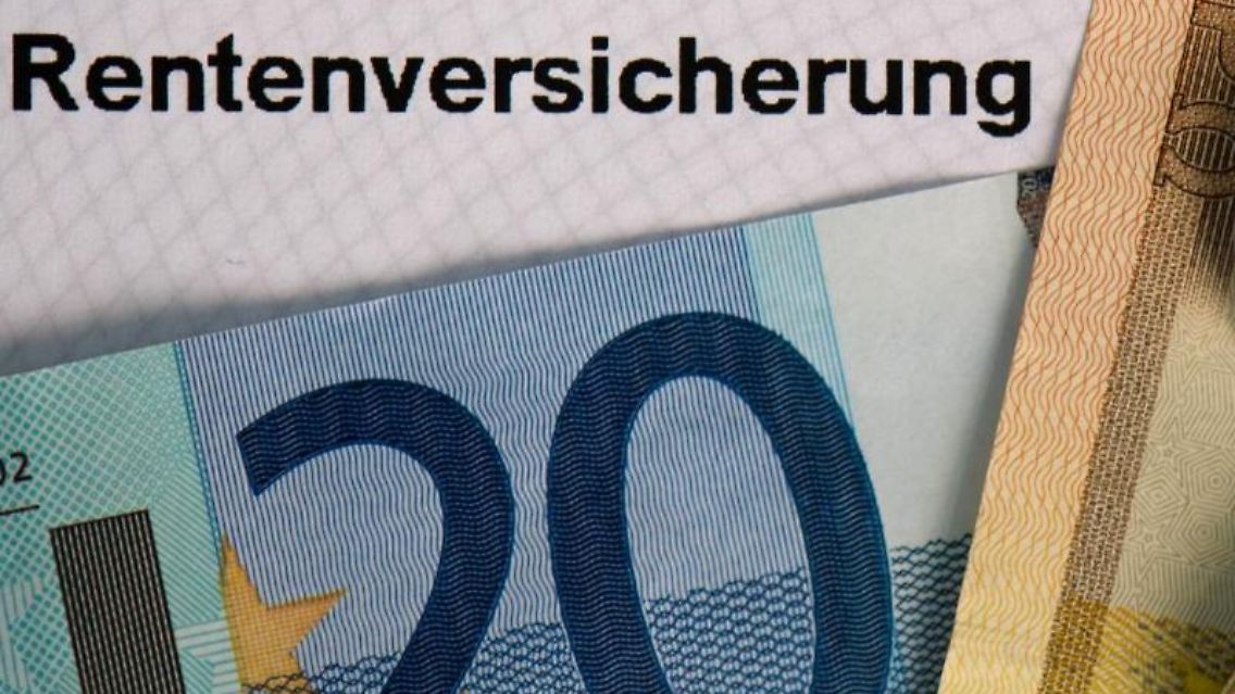 Selbstständige müssen sich um ihre Altersvorsorge kümmern. Banken bieten dafür die Basisrente, auch Rürup-Rente genant, an. Das ist allerdings ein Finanzprodukt mit Tücken. Foto: Arno Burgi