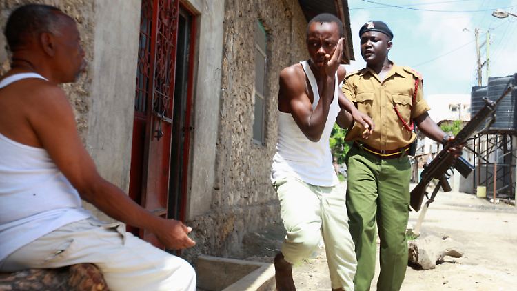 Festnahme eines Demonstranten: Auch die reguläre Polizei in Kenia geht nicht zimperlich mit Verdächtigen um.