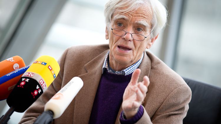 "Ich nehme die Sache jetzt mal in die Hand", sagt Hans-Christian Ströbele.