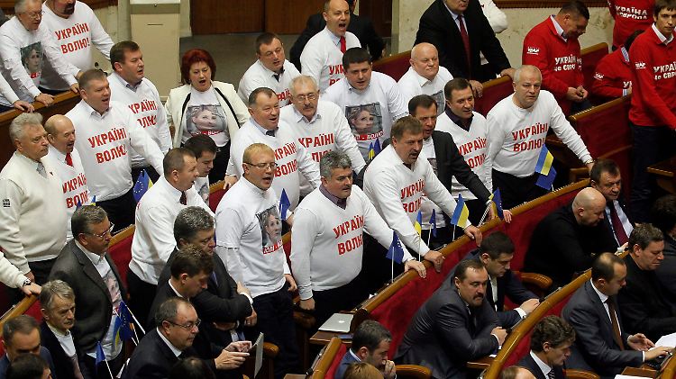 Die Kiewer Opposition war auf die Abstimmungsniederlage vorbereitet und spricht von der "Schande" des ukrainischen Parlaments.